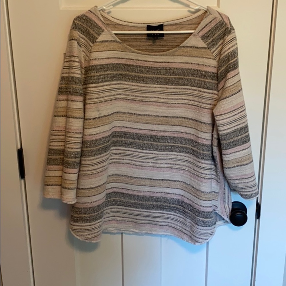 Multi colored  3/4 sleeve shirt.